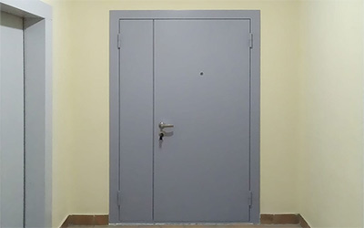 Входная тамбурная дверь с установкой